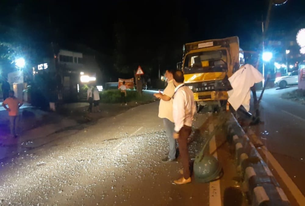 Dehradun: Overspeed dumper Hit divider, Cleaner Badly injured and Both foot cut, Photos