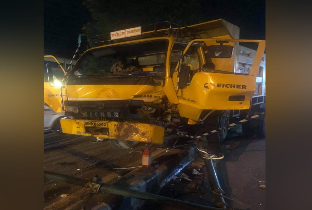 Dehradun: Overspeed dumper Hit divider, Cleaner Badly injured and Both foot cut, Photos