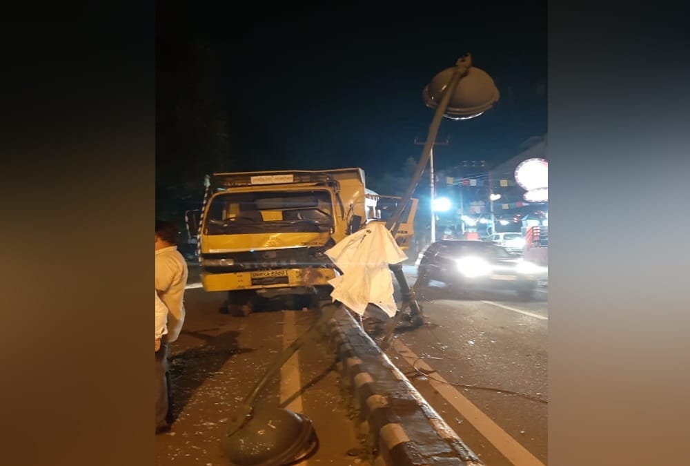 Dehradun: Overspeed dumper Hit divider, Cleaner Badly injured and Both foot cut, Photos