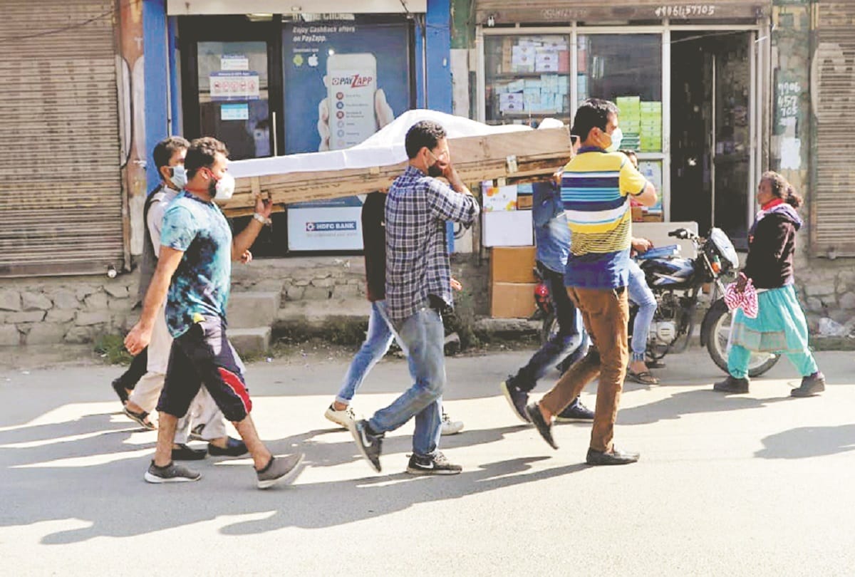 communal harmony and brotherhood in kashmir reflected during the last rites of Toni Nanda