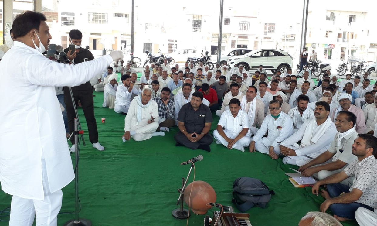 Farmers staging picket will play for 12 minutes at 12 o'clock today