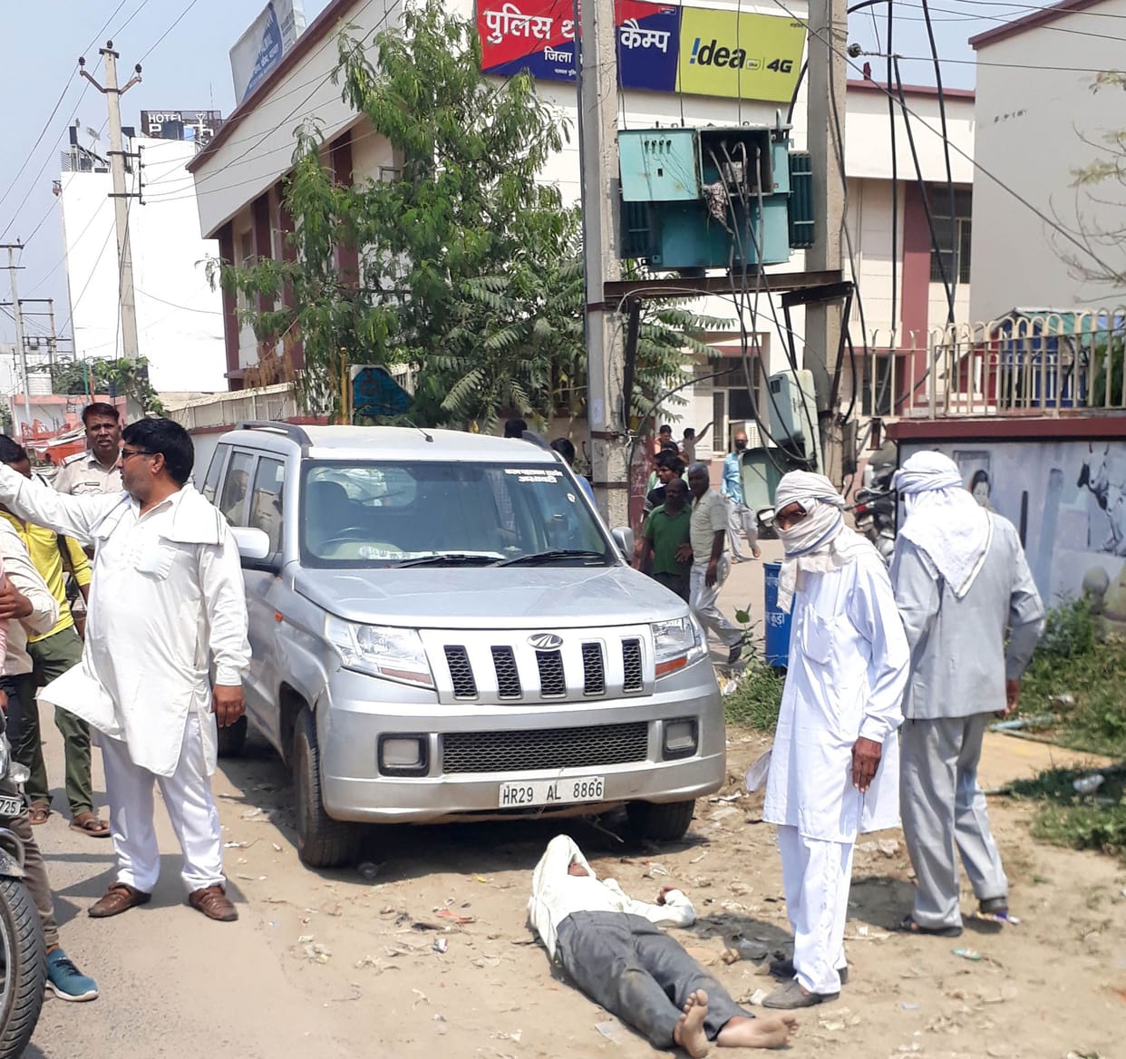 clash in front of two police station for 15 minuts, police not reached