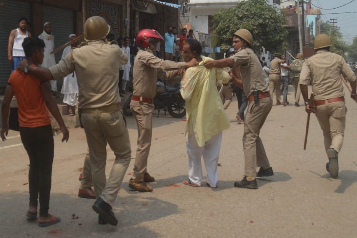 Baghpat violence, police sweats in controlling the crowd, show the weapons