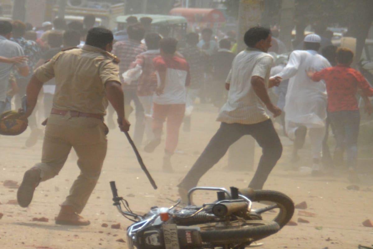 Baghpat violence, police sweats in controlling the crowd, show the weapons
