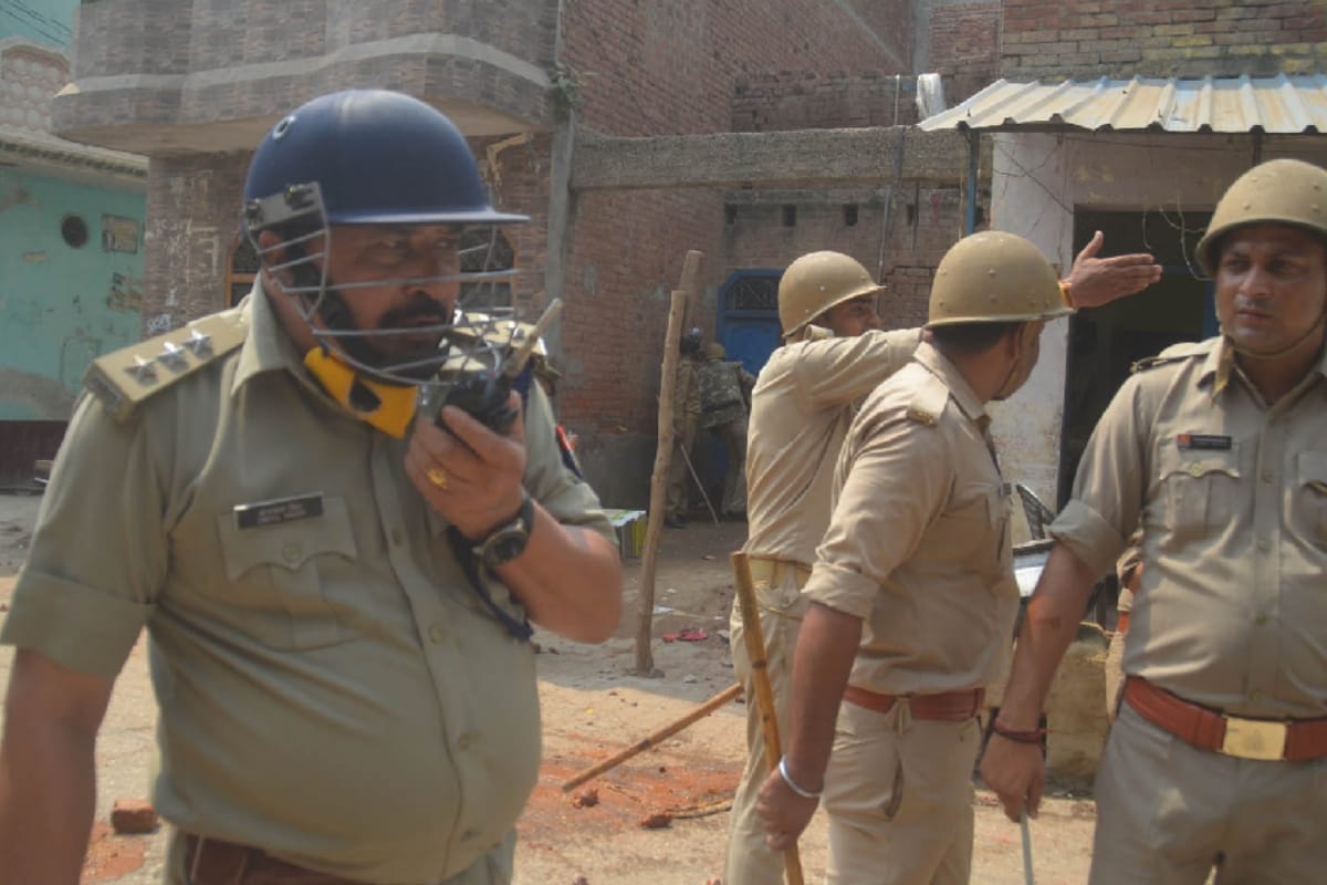 Baghpat violence, police sweats in controlling the crowd, show the weapons