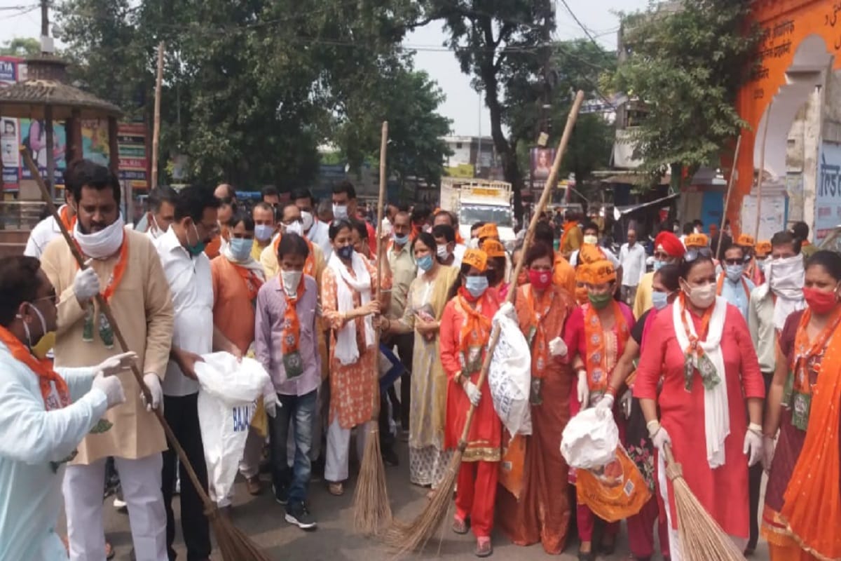BJP workers is cleanliness drive for PM Modi's birthday, but during which social distancing was not followed in Bijnor