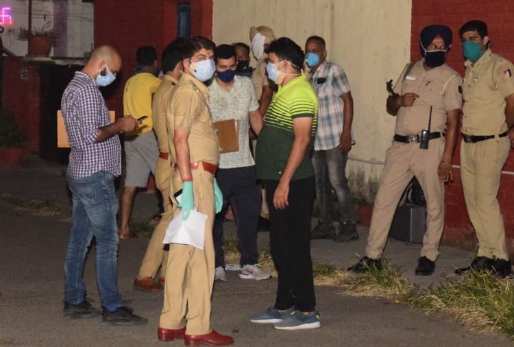 Chandigarh News in Hindi: Dead body found a home in Chandigarh