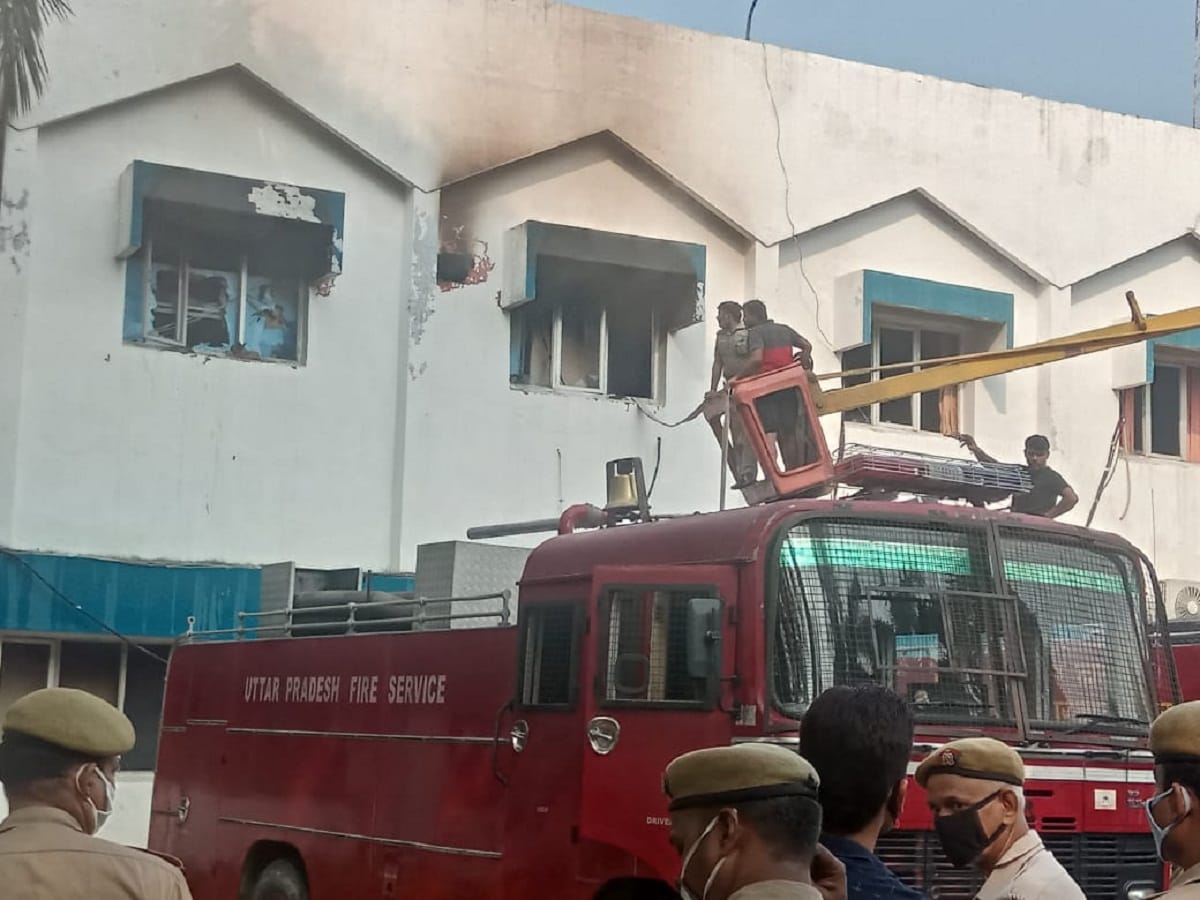 Fire in Dereka Varanasi News Today: Loss of crores due to fire in Dereka varanasi two RPF personnel injured