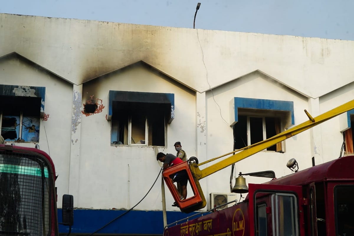 Fire in Dereka Varanasi News Today: Loss of crores due to fire in Dereka varanasi two RPF personnel injured