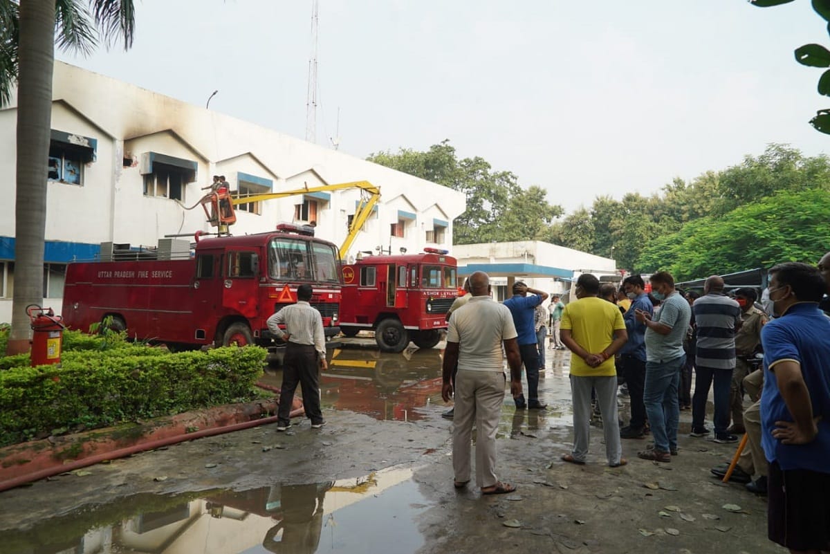 Fire in Dereka Varanasi News Today: Loss of crores due to fire in Dereka varanasi two RPF personnel injured