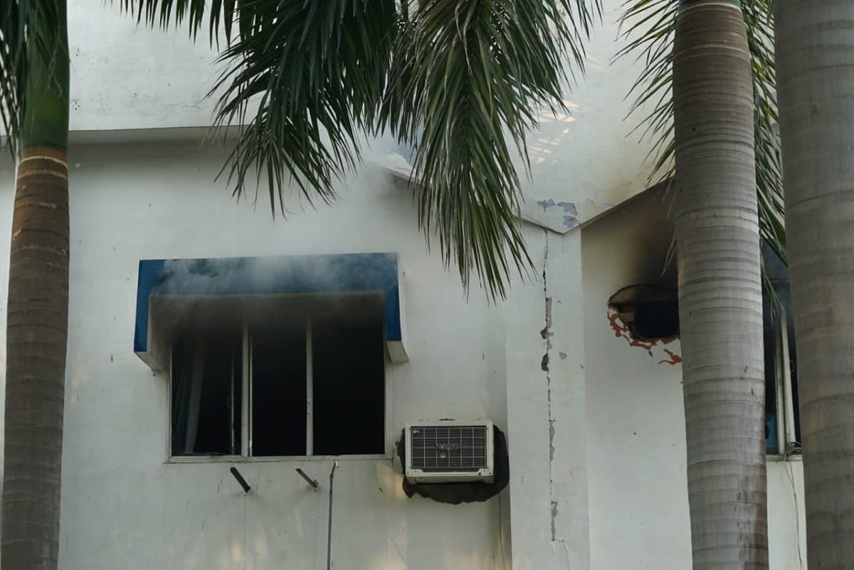 Fire in Dereka Varanasi News Today: Loss of crores due to fire in Dereka varanasi two RPF personnel injured