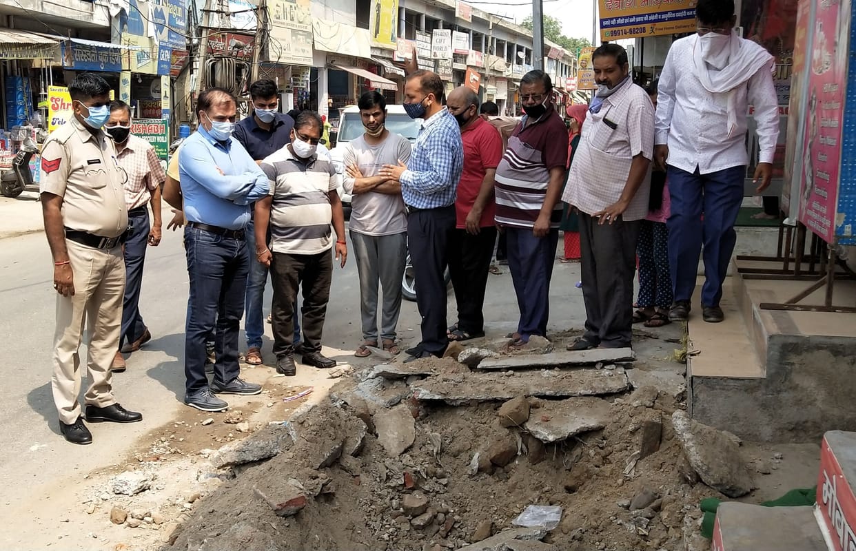 JE and contractor, traders arrived at night to dig drain.