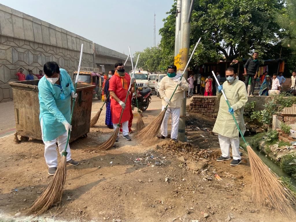 Hathras: BJP workers sweep, collect garbage and put it in vehicles