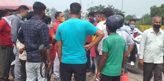 Violence over car parking along the highway, video goes viral