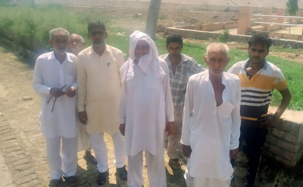 Farmers expressed fury by standing in dry canal as per schedule