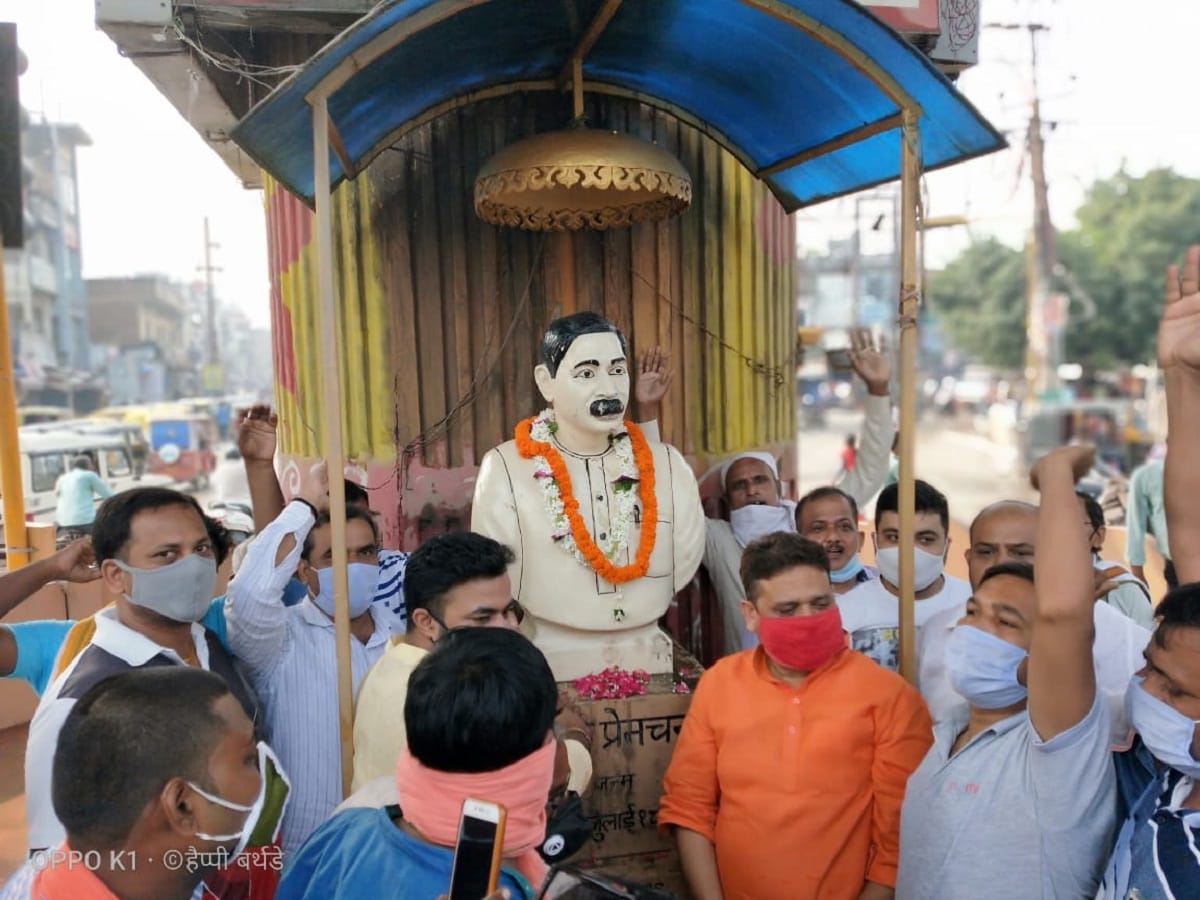 PM modi birthday seva saptah Ravindra Jaiswal honored sweepers safai abhiyan at Assi Ghat in varanasi