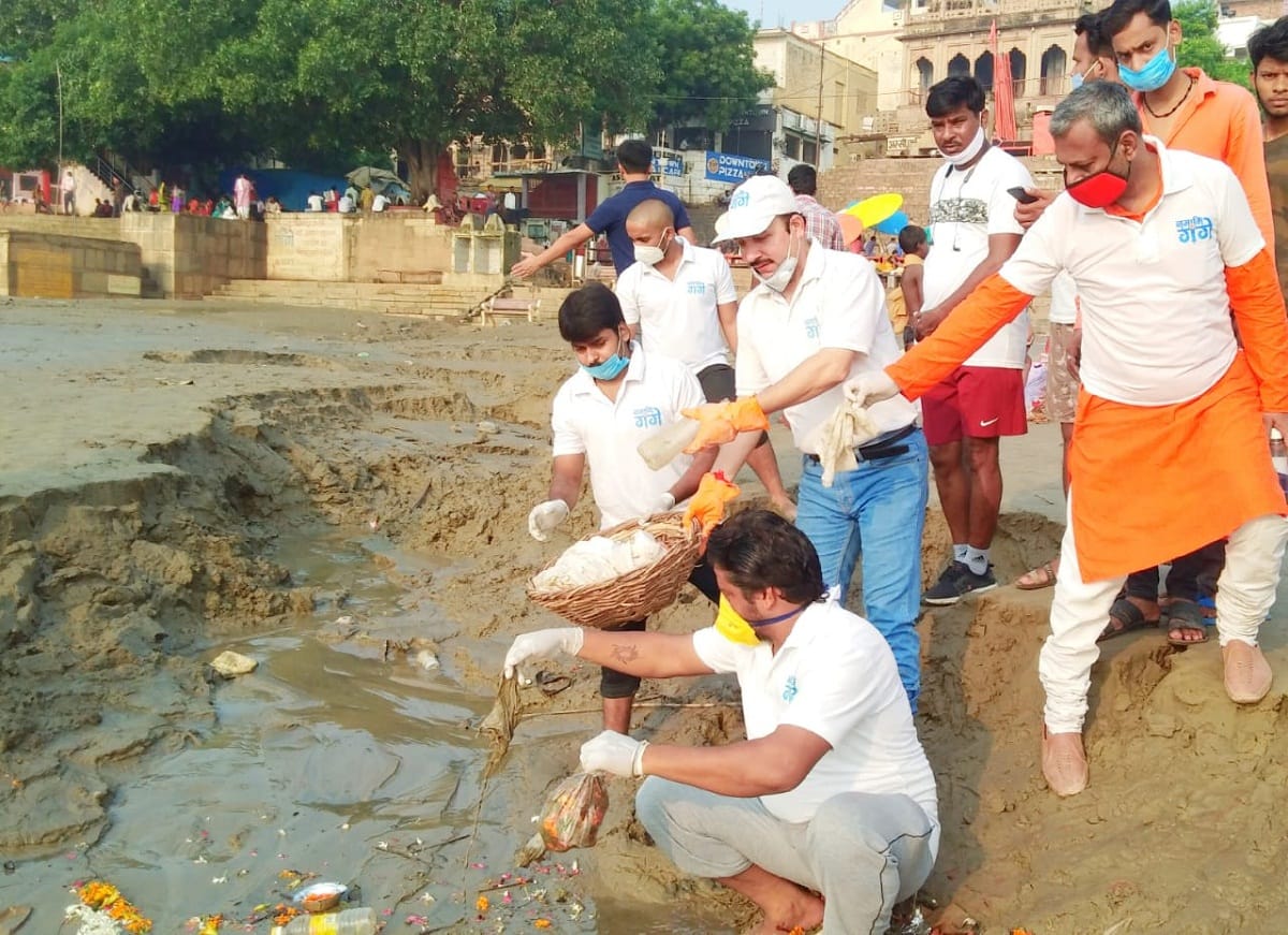 PM modi birthday seva saptah Ravindra Jaiswal honored sweepers safai abhiyan at Assi Ghat in varanasi