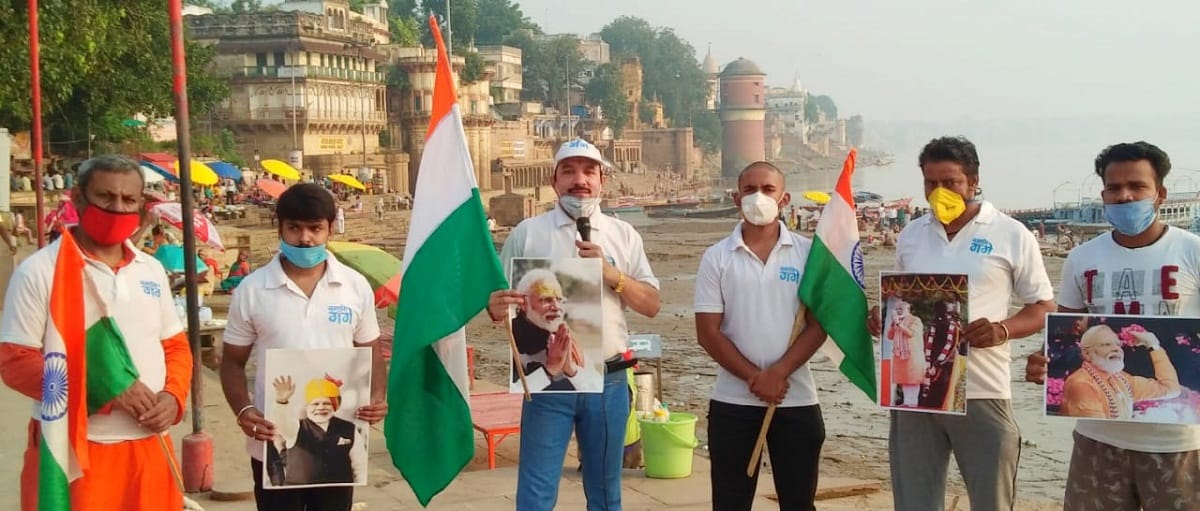 PM modi birthday seva saptah Ravindra Jaiswal honored sweepers safai abhiyan at Assi Ghat in varanasi