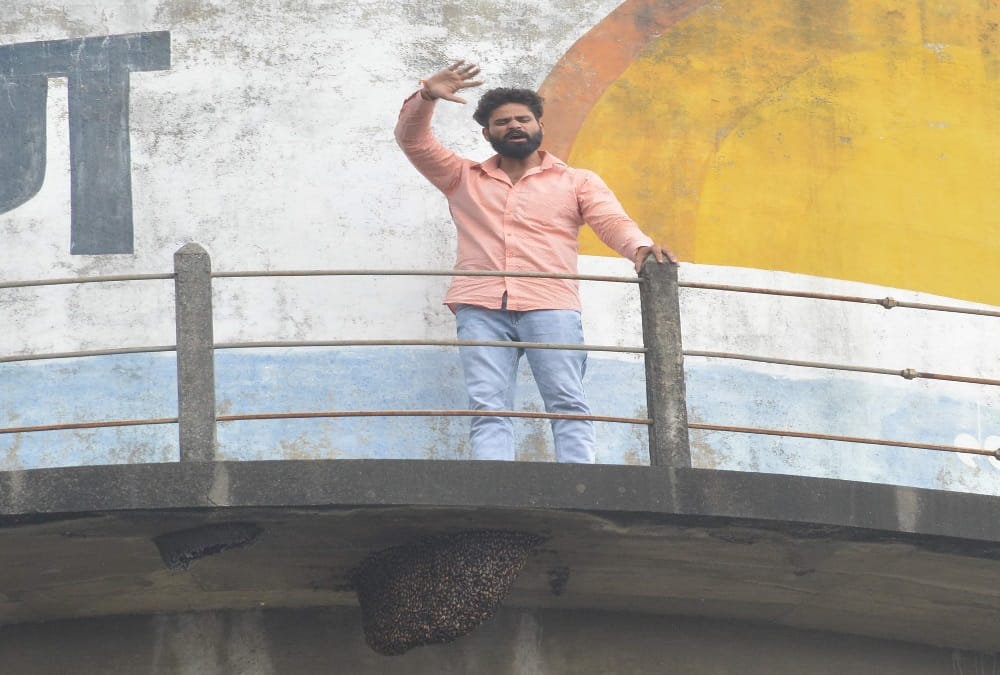 Uttarakhand: Parshad climb on Water tank for fees issue, Honey Bee Attack on him in haldwani