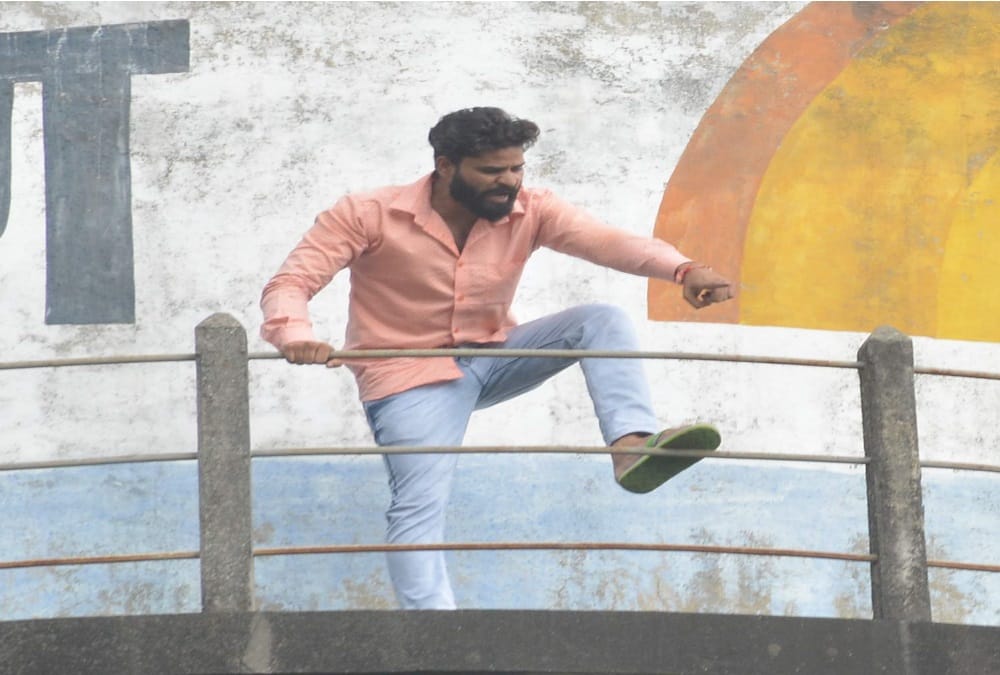 Uttarakhand: Parshad climb on Water tank for fees issue, Honey Bee Attack on him in haldwani