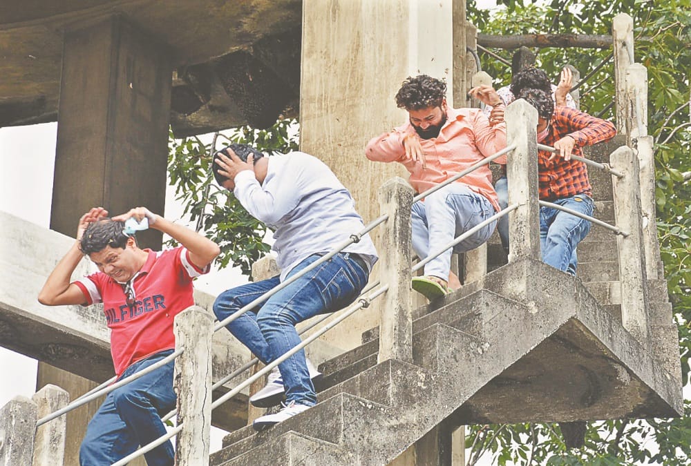 Uttarakhand: Parshad climb on Water tank for fees issue, Honey Bee Attack on him in haldwani