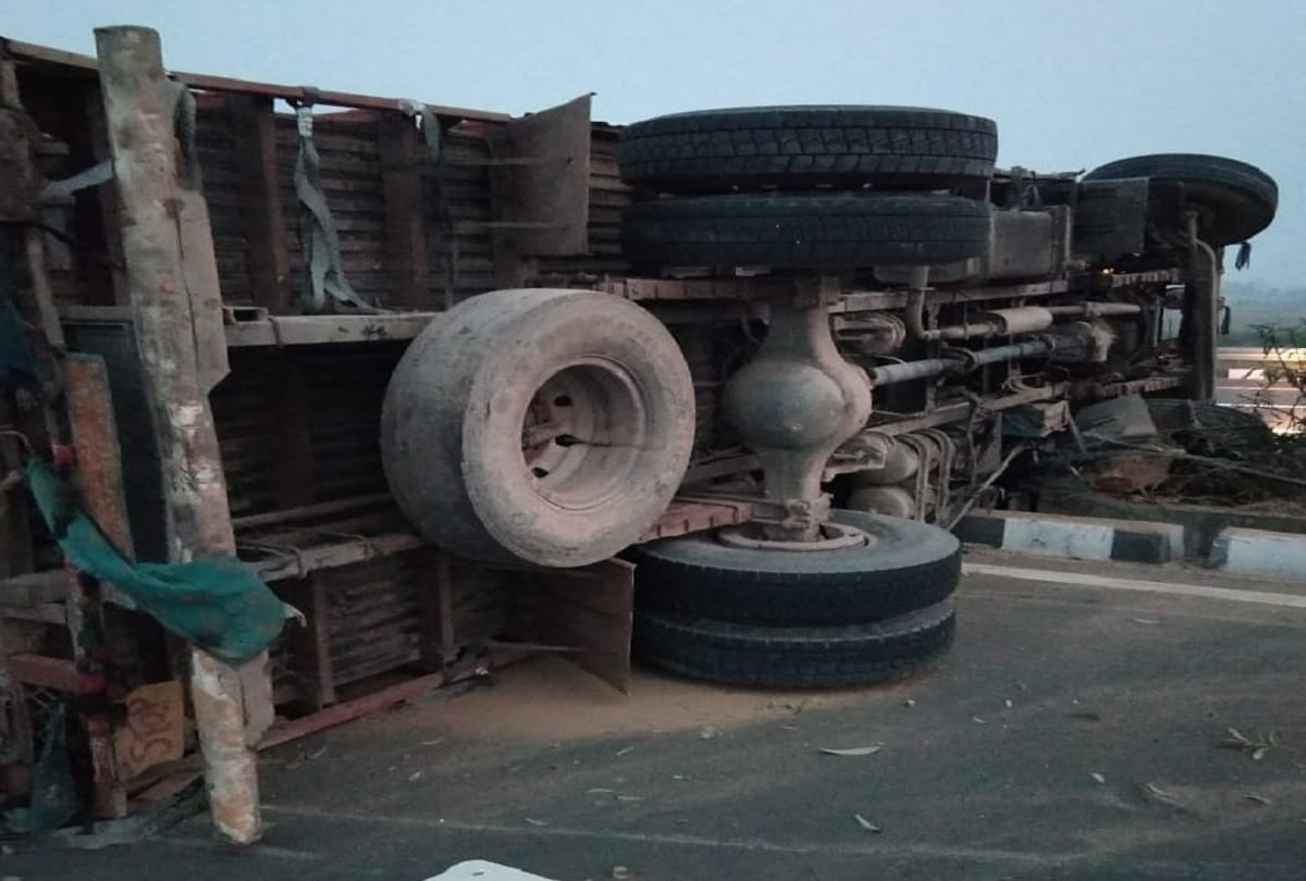 Truck overturned on Agra Lucknow-Expressway in kannauj