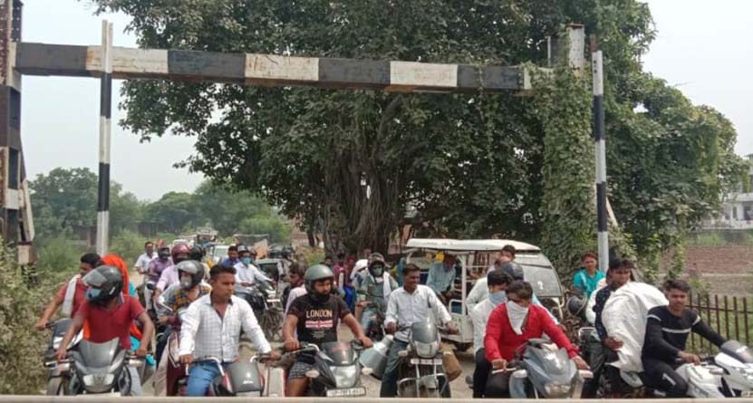 The Saraiya railway crossing was jammed twice