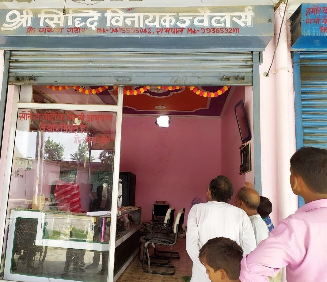 theft in shop in hardoi
