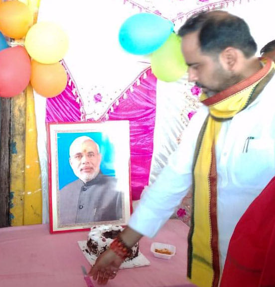In Chitrakoot, on the birthday of the Prime Minister, the equipment was distributed to the differently abled and the patients.
