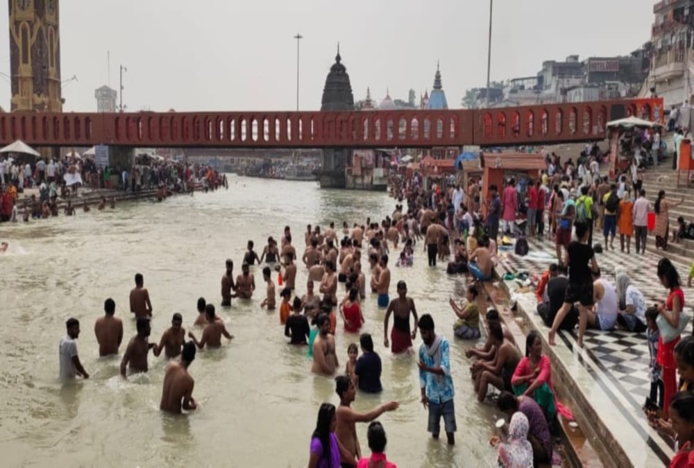 Pitru Amavasya 2020: Heavy Crowd in haridwar Har Ki pauri for ganga snan, Social distancing not follow, Photos