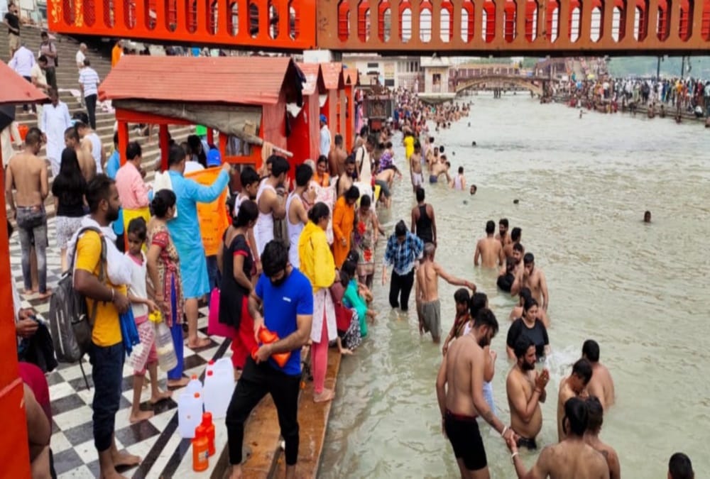 Pitru Amavasya 2020: Heavy Crowd in haridwar Har Ki pauri for ganga snan, Social distancing not follow, Photos