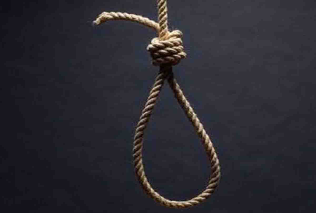 Youth's dead body found hanging in the house