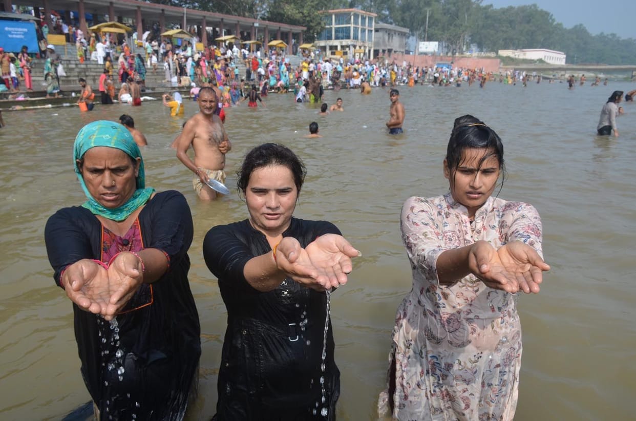 Bathing in Ganges on Pitra Amavasya