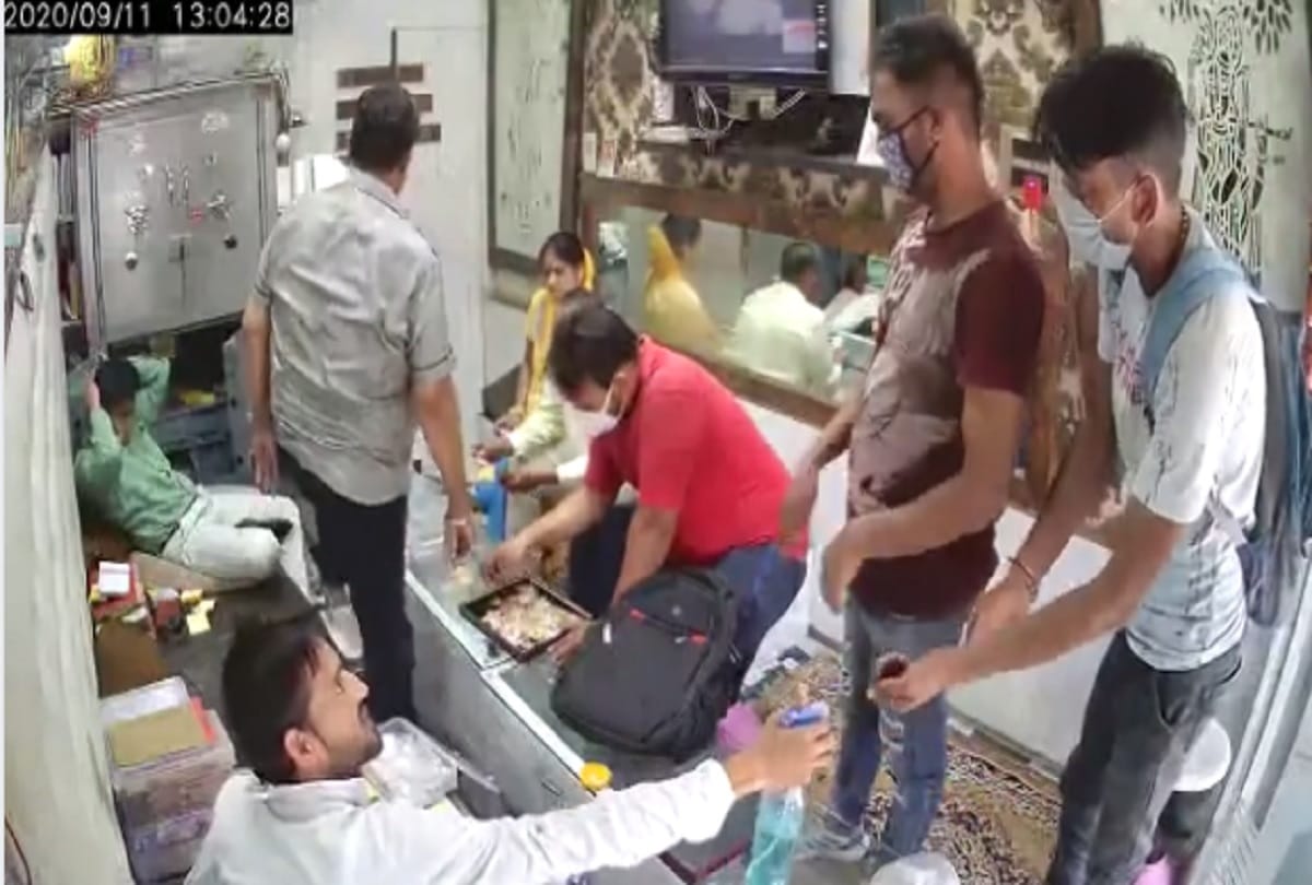 Aligarh Jewellers shop loot case all three accused arrested were hiding in Ghaziabad Khora 