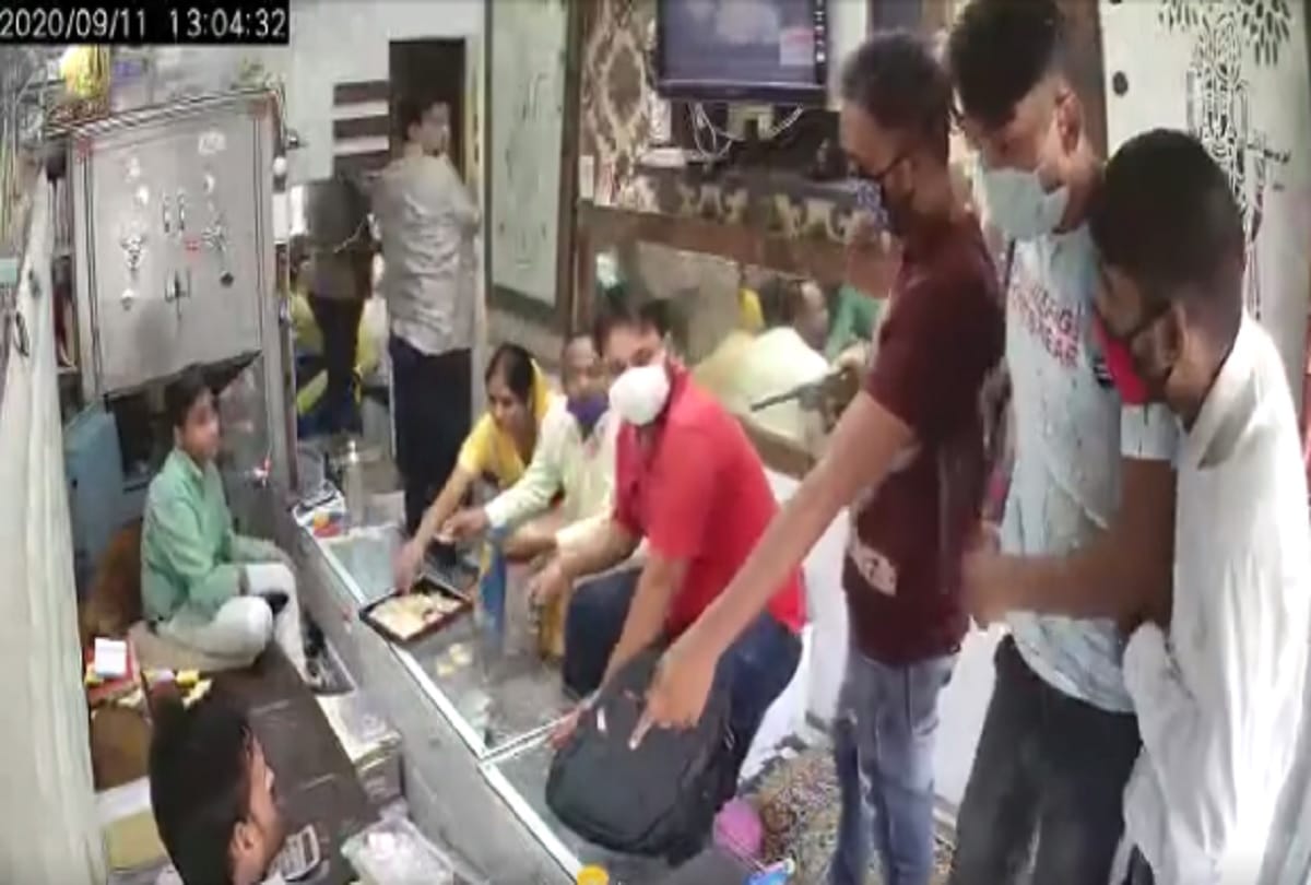 Aligarh jwellery shop loot case viral video accused discloses plans for the crime before Noida police