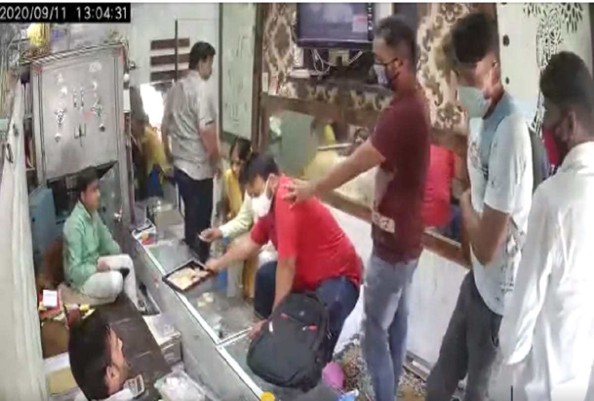 Aligarh jwellery shop loot case viral video accused discloses plans for the crime before Noida police