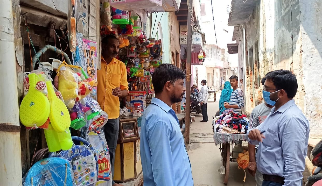market open during weekly lock