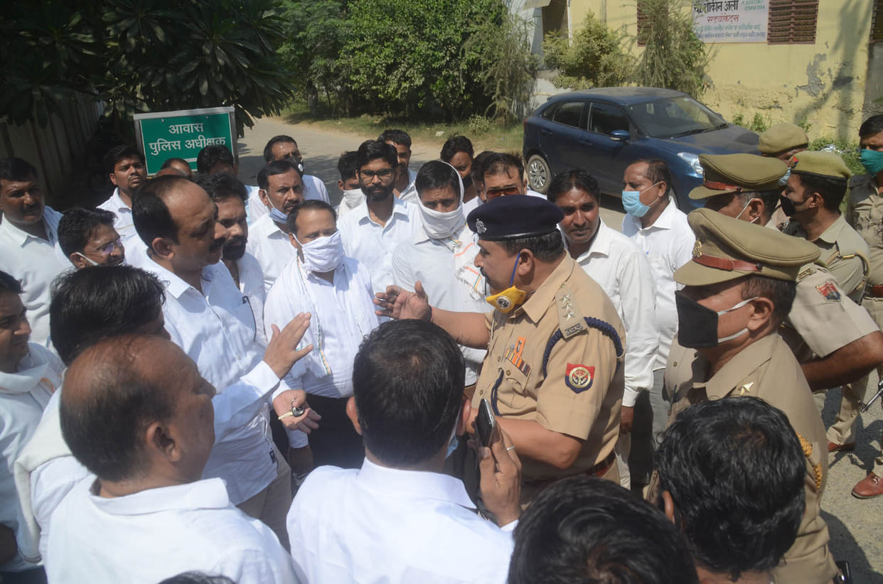 Advocates protest for encroachment on SP house, police personnel