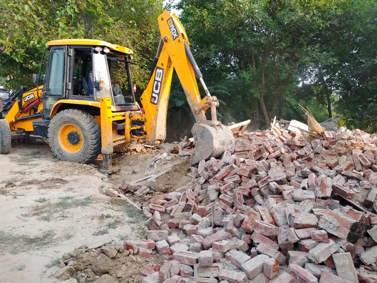 Hathras: SDM removed illegal possession from eight bigha land of Zilla Panchayat