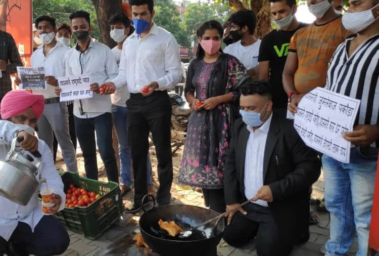 Youth Congress workers celebrated Unemployment day by selling pakora tea in  Chandigarh