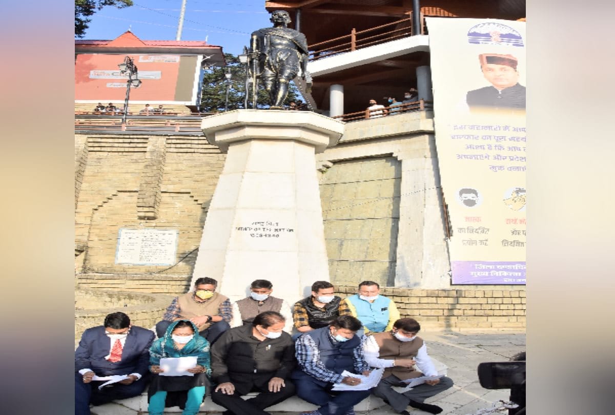 Congress MLAs protest under Gandhi's statue at Ridge Maidan