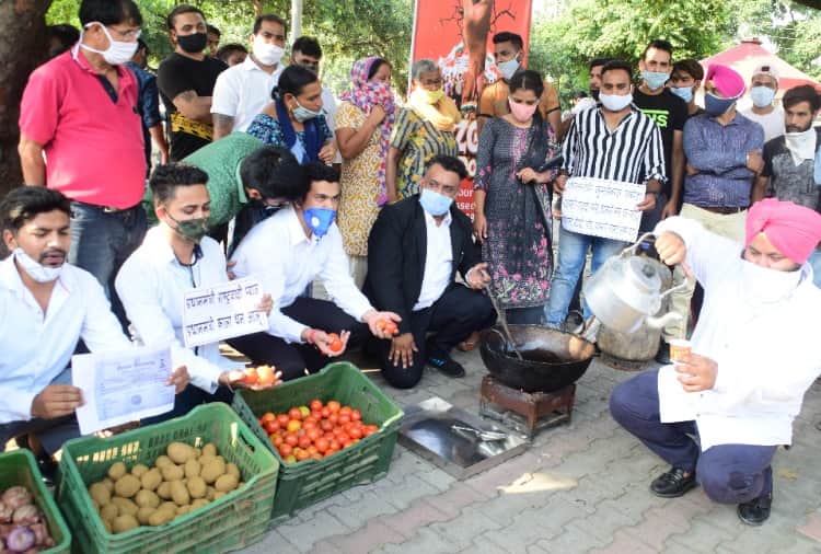 Youth Congress workers celebrated Unemployment day by selling pakora tea in  Chandigarh