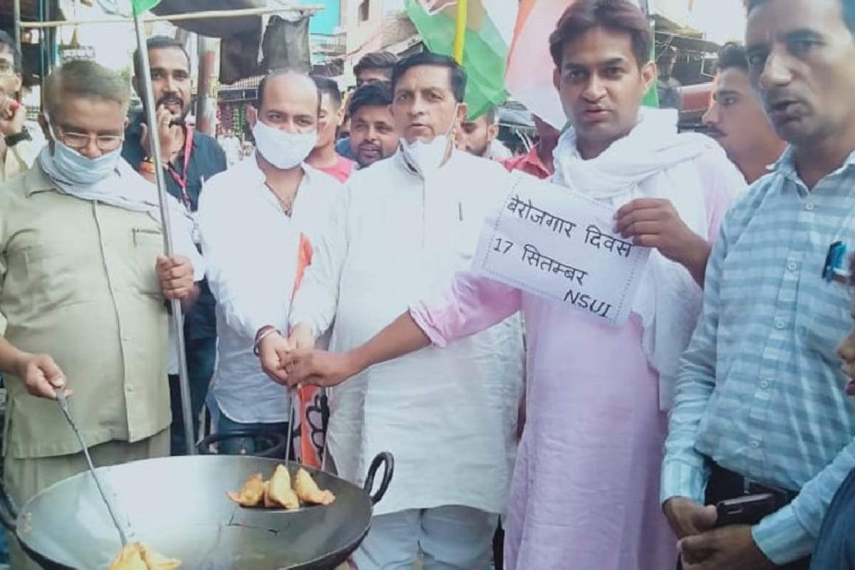 Congress supporters protest against privatization, unemployment and other problems in Baghpat