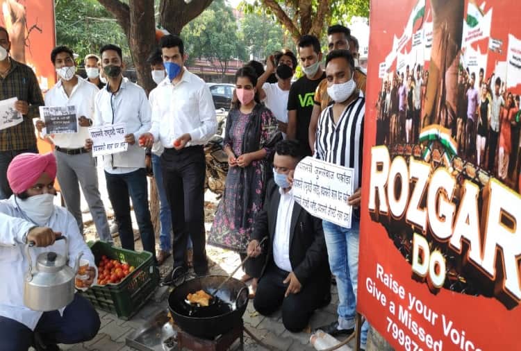 Youth Congress workers celebrated Unemployment day by selling pakora tea in  Chandigarh