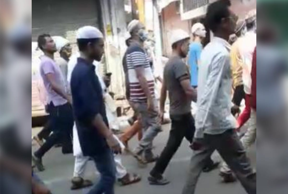 Muslim Men did last rituals of Hindu man doctor vinod in Firozabad with jai shree ram slogan