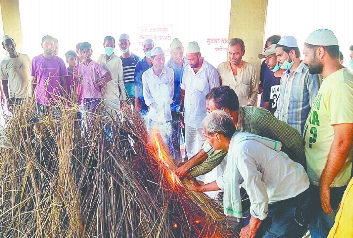 Muslim Men did last rituals of Hindu man doctor vinod in Firozabad with jai shree ram slogan