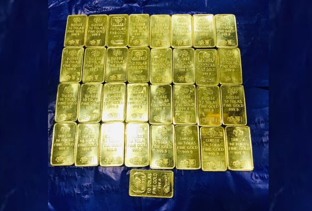 Lucknow team Customs CCSI Airport seized 33 Gold Biscuits on Amausi airport.