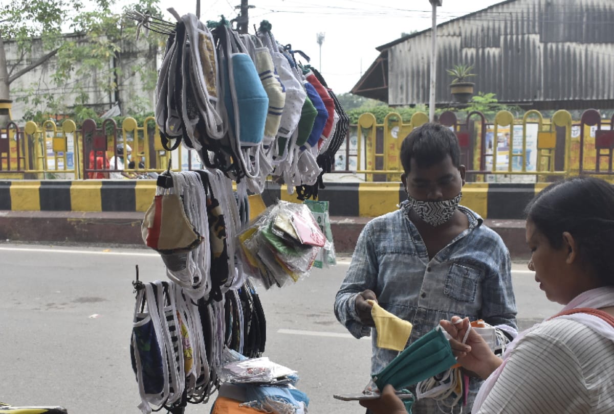 Doctor advice for Mask sold on bicycles and footpath due to corona infection