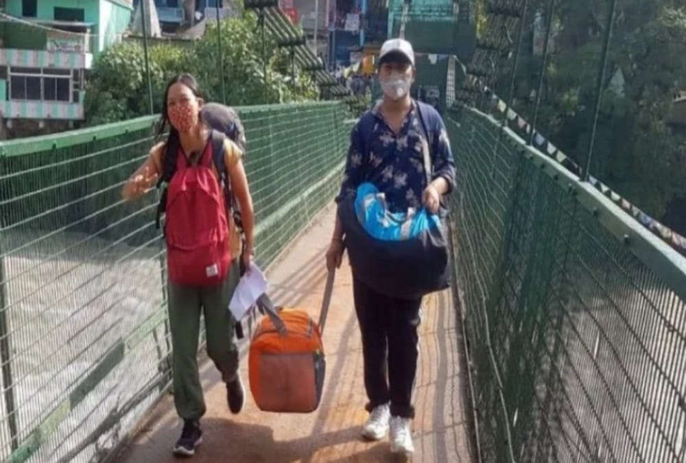 India Nepal Border News: Swing bridge open only 20 minute for students