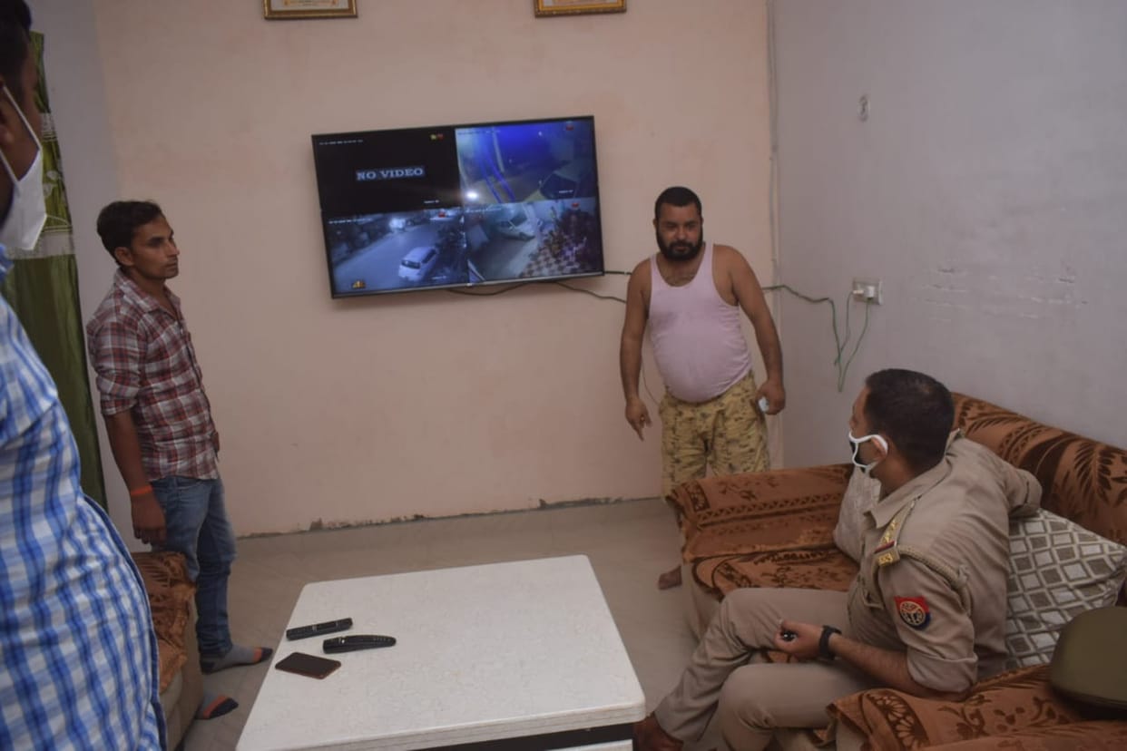 Two student groups clashed in old enmity, broke bullets, broke Scorpio